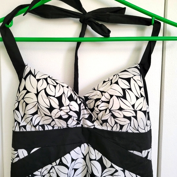 Black and white cocktail dress. Halter top with crinoline underneath. Size small - Picture 3 of 8